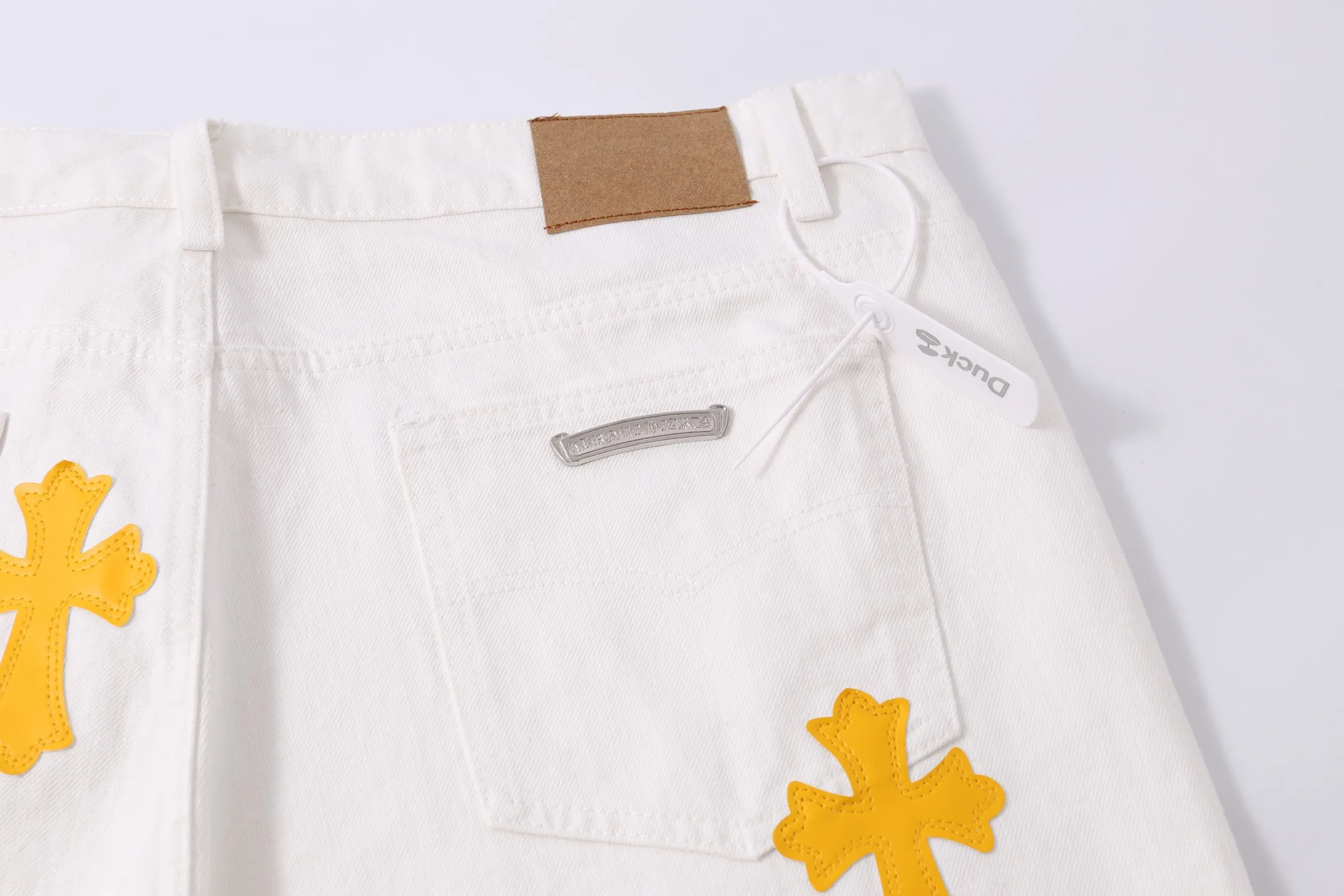 P210 Style number: H897 [Men's zipper style] Croxin & 𝐂𝐡𝐫𝐨𝐦𝐞 𝐇𝐞𝐚𝐫𝐭 ss25 new yellow Miami patchwork leather jeans. Styles with different washed textures are very friendly to people with thin legs. The slightly flared version perfectly modifies the leg shape. The timeless and moderate length makes it easy to match and match. It is the basis for various styles and is a must-have in your wardrobe! The fabric is stiff but also makes the upper body soft without losing texture. The washing process is even more perfect. It is a must-have item for everyone! ! ! Washed wheat, hang tag, pants label, complete with three labels Color: white Size: 30-32-34-36
